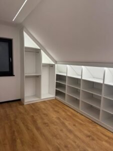 Meble na wymiar - zabudowa pod skosem 1