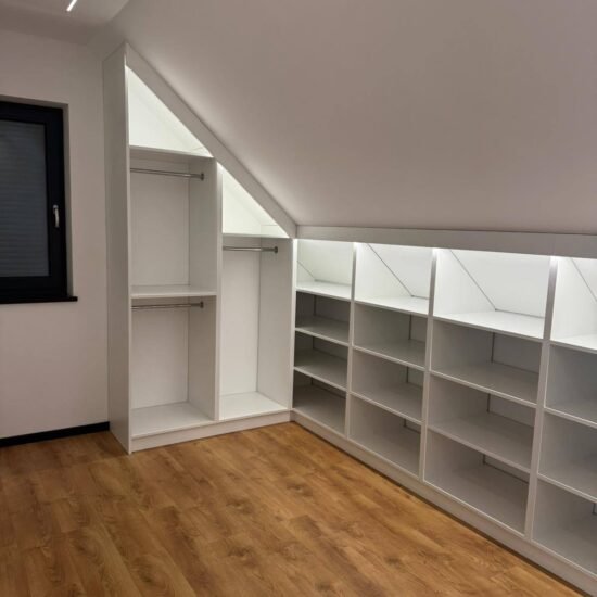 Meble na wymiar - zabudowa pod skosem 1