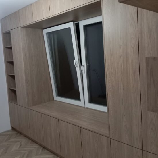 Zabudowa ściany z oknem