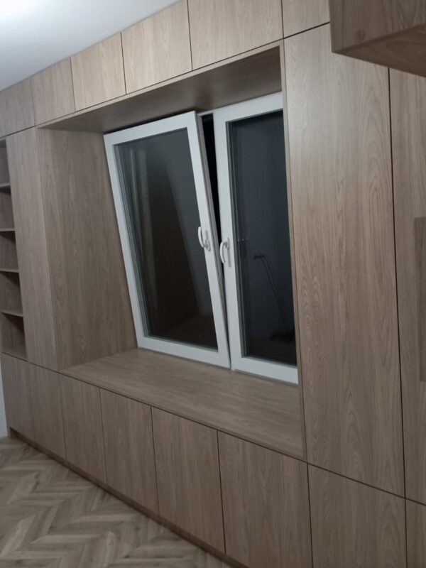 Zabudowa ściany z oknem